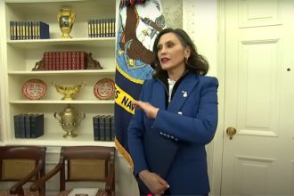 Gretchen Whitmer ao se pronunciar na Casa Branca sobre efeitos de tarifas na indústria de automóveis em Michigan (Imagem: YouTube/Reprodução)