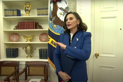 Gretchen Whitmer ao se pronunciar na Casa Branca sobre efeitos de tarifas na indústria de automóveis em Michigan (Imagem: YouTube/Reprodução)