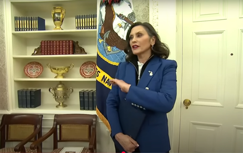 Gretchen Whitmer ao se pronunciar na Casa Branca sobre efeitos de tarifas na indústria de automóveis em Michigan (Imagem: YouTube/Reprodução)