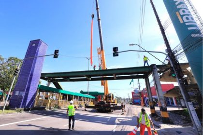 Passarela na avenida Torquato Tapajós (Foto: Divulgação/Semcom)