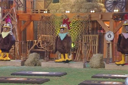 Fantasiados de galinha, peões e peoas participaram da Prova do Fazendeiro (Imagem: TV Record/Reprodução)