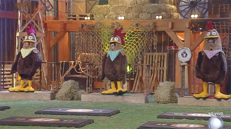 Fantasiados de galinha, peões e peoas participaram da Prova do Fazendeiro (Imagem: TV Record/Reprodução)