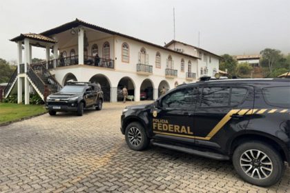 Agentes da PF em casa de suspeito de corrupção: combate a esquema bilionário (Foto: PF/Divulgação)