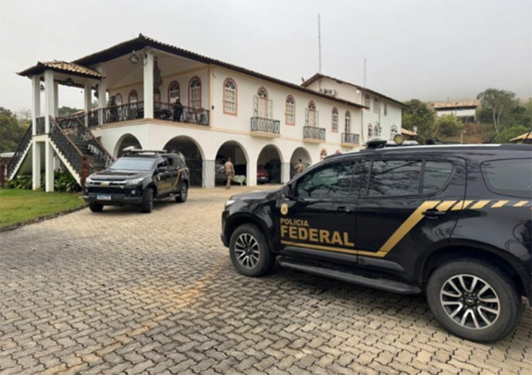 Agentes da PF em casa de suspeito de corrupção: combate a esquema bilionário (Foto: PF/Divulgação)