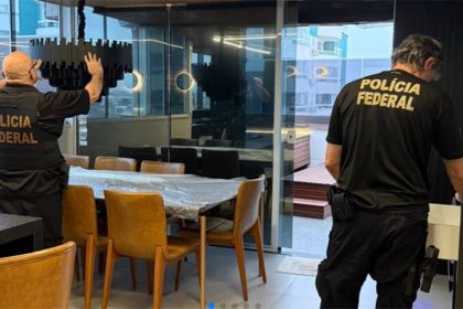 Agentes da PF em casa de suspeito: combate ao tráfico de pessoas para exploração sexual (Foto: PF/Divulgação)