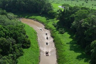 Embarcações da PF em operação contra garimpo ilegal no Amazonas (Foto: PF/Divulgação)