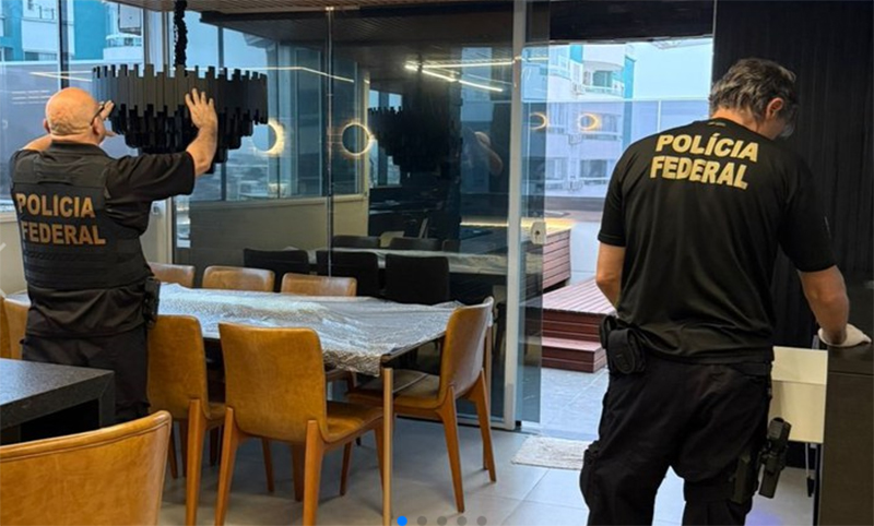 Agentes da PF em casa de suspeito: combate ao tráfico de pessoas para exploração sexual (Foto: PF/Divulgação)