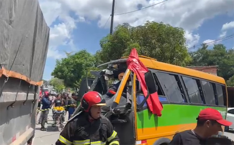 Dianteira do micro-ônibus foi destruída com o impacto (Imagem: WhatsApp/Reprodução)