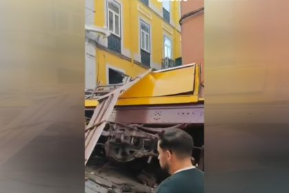 Bondinhos do Elevador da Glória despencaram e bateram em prédio (Imagem: Globo News/YouTube/Reprodução)