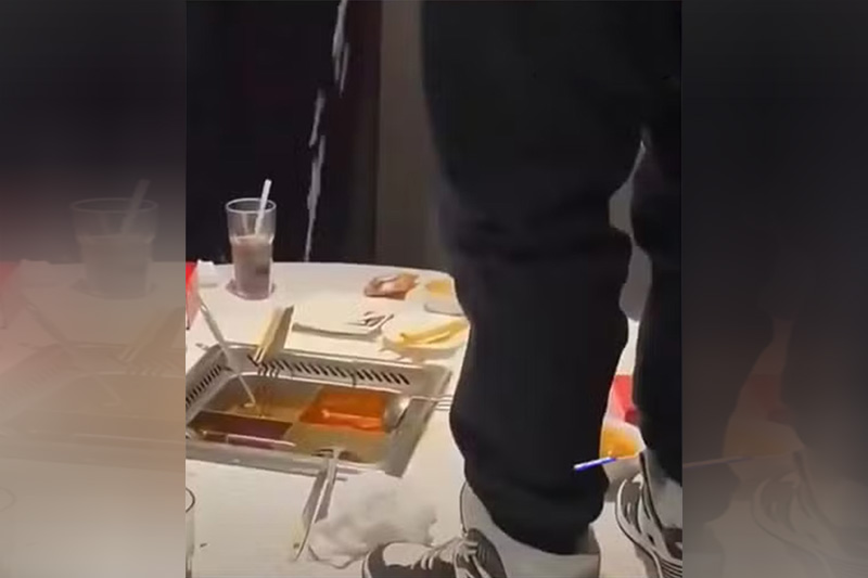 Adolescentes subiram em mesa de restaurante e fizeram xixi em sopa (Imagem: Redes sociais/Reprodução)