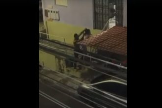 Momento em que homem arrasta mulher pelos cabelos (Imagem: WhatsApp/Reprodução)