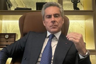 Alexandre Nero em cena de Vale Tudo: atentado no dia do casamento (Imagem: TV Globo/Reprodução)