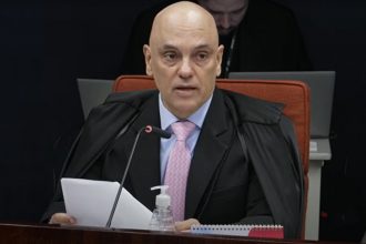 Alexandre de Moraes ao relatar decisão contra réus por plano golpista: organização criminosa (Imagem: TV Justiça/YouTube)