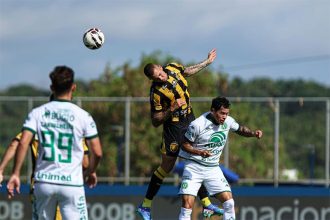 Amazonas FC (de amarelo e preto) sofreu revés em casa nesta segunda-feira (Foto: João Normando/AMFC)