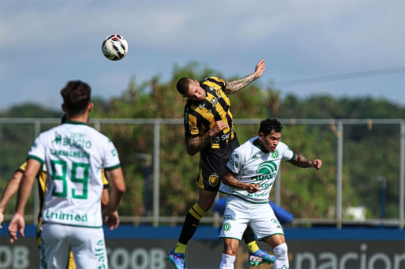 Amazonas FC (de amarelo e preto) sofreu revés em casa nesta segunda-feira (Foto: João Normando/AMFC)