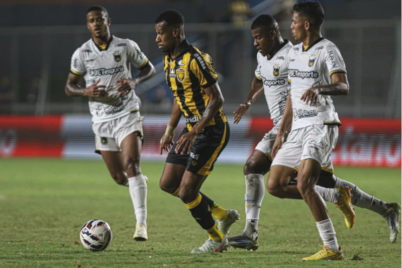Amazonas (de branco) superou o Volta Redonda em Manaus (Foto: João Normando/AMFC)
