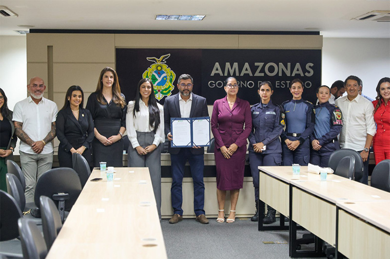 Governador Wilson Lima com representantes da polícia e da Aleam ao sancionar a lei (Foto: Mauro Neto/Secom)