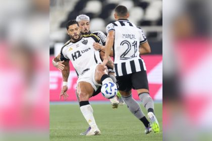 Huck marcado por zagueiros do Botafogo em lance de jogo (Foto: Vitor Silva/Botafogo FR)
