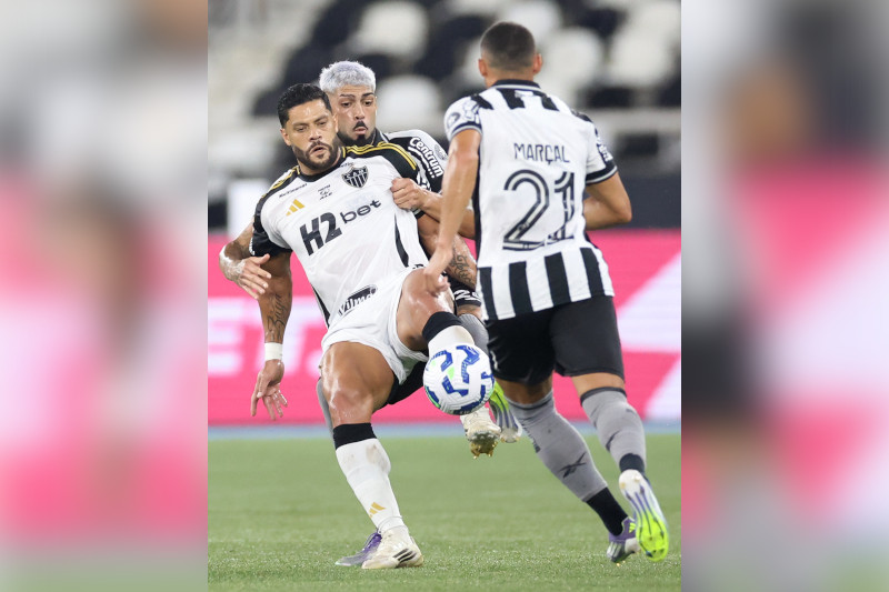 Huck marcado por zagueiros do Botafogo em lance de jogo (Foto: Vitor Silva/Botafogo FR)