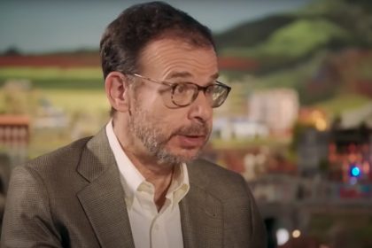 Ator Rick Moranis volta a atuar após três décadas (Imagem: YouTube/Reprodução)