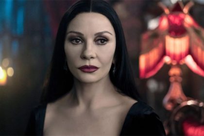 Catherine Zeta-Jones gerou críticas ao comparar sua idade coma de fã de 12 anos (Imagem: Netflix/Reprodução)