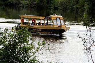Barco de transporte escolar: seca afeta navegação e interrompe aulas na Amazônia (Foto: Altemar Alcântara/Semcom Manaus)