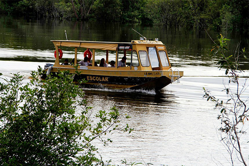 Barco de transporte escolar: seca afeta navegação e interrompe aulas na Amazônia (Foto: Altemar Alcântara/Semcom Manaus)