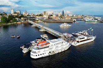 Barcos de turismo em Manaus: setor teve faturamento recorde em sete meses de 2025 (Foto: Semcom/Prefeitura de Manaus/Divulgação)