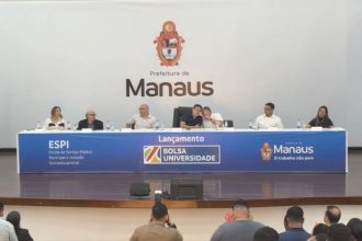 Prefeito David Almeida anunciou o edital do Bolsa Universidade 2026 (Imagem: Reprodução/Facebook)