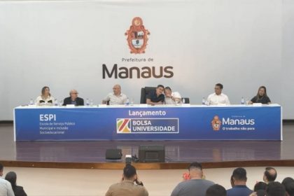 Prefeito David Almeida anunciou o edital do Bolsa Universidade 2026 (Imagem: Reprodução/Facebook)
