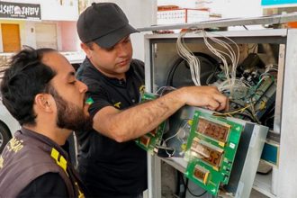 Técnicos do Inmetro inspecionam bomba de combustível: irregularidade prejudica o consumidor (Foto: Inmetro/Divulgação)