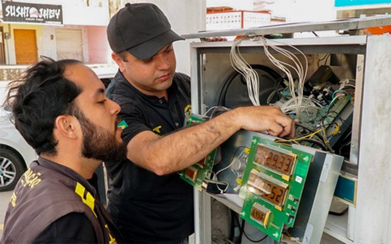 Técnicos do Inmetro inspecionam bomba de combustível: irregularidade prejudica o consumidor (Foto: Inmetro/Divulgação)
