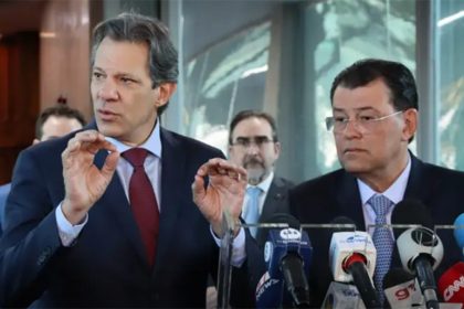 Fernando Haddad com Eduardo Braga: ajustes no texto da reforma tributária (Foto: Valter Campanato/ABr)