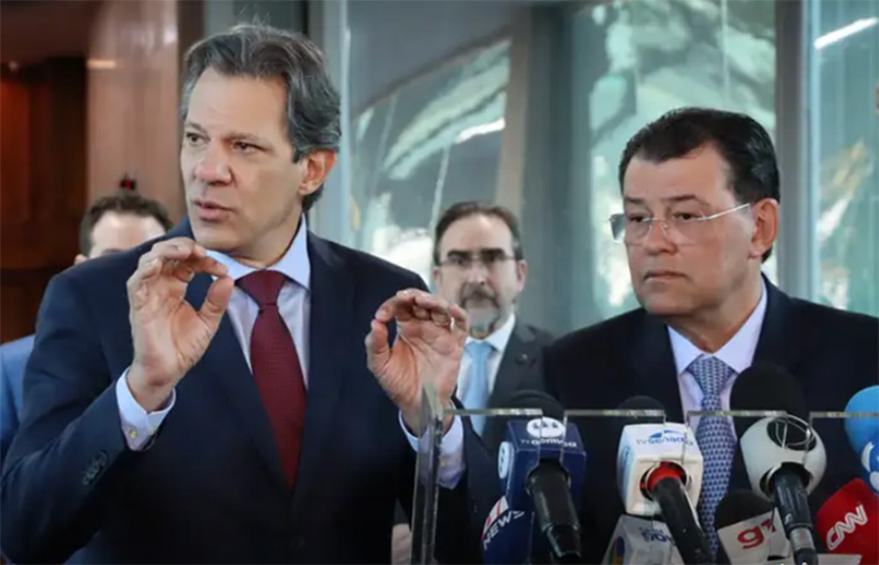 Fernando Haddad com Eduardo Braga: ajustes no texto da reforma tributária (Foto: Valter Campanato/ABr)