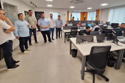 Bosco Saraiva (à esquerda) conhece instalações da Braxcom (Foto: Suframa/Divulgação)