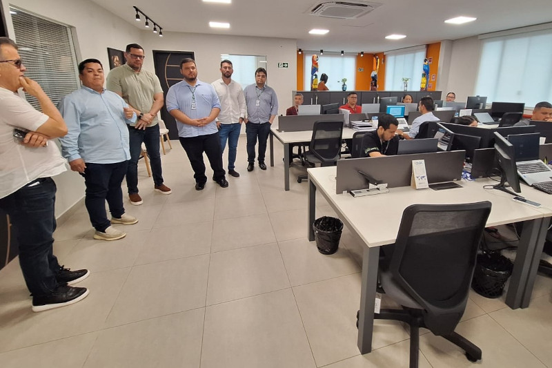 Bosco Saraiva (à esquerda) conhece instalações da Braxcom (Foto: Suframa/Divulgação)