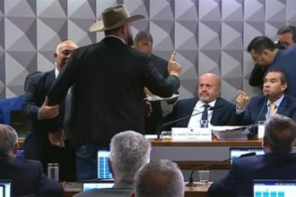 Deputado Zé Trovão (de chapéu) discute com advogado do 'Careca do INSS' (Imagem: TV Senado/Reprodução)