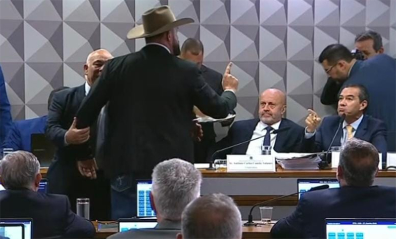 Deputado Zé Trovão (de chapéu) discute com advogado do 'Careca do INSS' (Imagem: TV Senado/Reprodução)