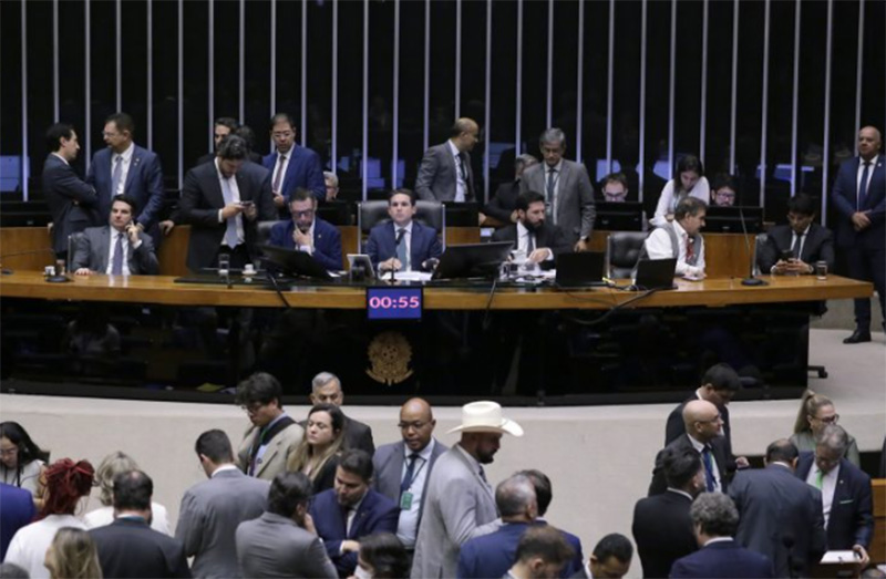 Plenário da Câmara: deputados aprovaram projeto de lei que os blinda contra processos e prisões (Foto: Kayo Magalhães/Agência Câmara)