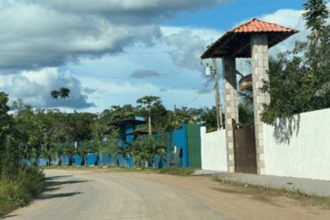 Portão de um dos imóveis que será leiloado pelo TRT-11 (Foto: TRT-11/Divulgação)