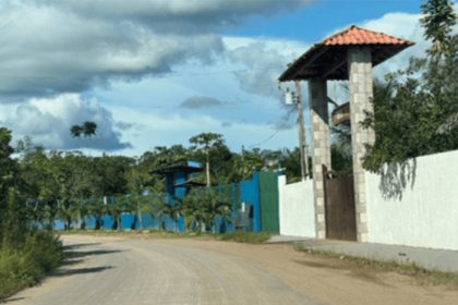 Portão de um dos imóveis que será leiloado pelo TRT-11 (Foto: TRT-11/Divulgação)