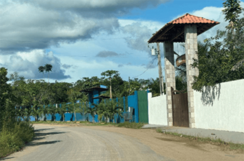 Portão de um dos imóveis que será leiloado pelo TRT-11 (Foto: TRT-11/Divulgação)