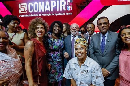 Presidente Lula com lideranças negaras na abertura da Conapir (Foto: Ricardo Stuckert/PR)