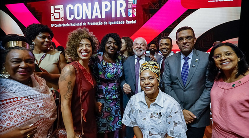 Presidente Lula com lideranças negaras na abertura da Conapir (Foto: Ricardo Stuckert/PR)