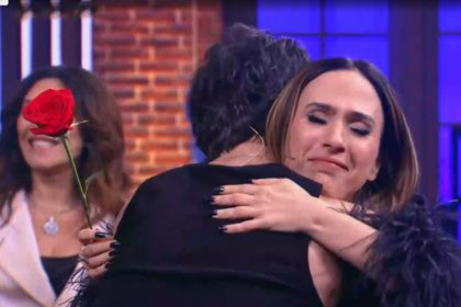 Tatá Werneck abraça Fiuk observada por Gkay: reconciliação (Imagem: Multishow/Reprodução)