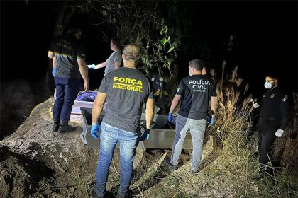 Polícia recolheu corpos para exames periciais (Foto: Secretaria de Segurança do PR/Divulgação)