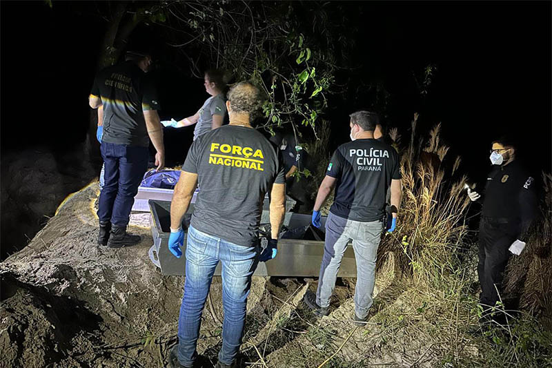 Polícia recolheu corpos para exames periciais (Foto: Secretaria de Segurança do PR/Divulgação)