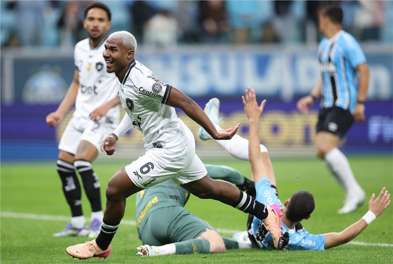 Cuiabano marcou para o Botafogo, que sofreu empate do Grêmio (Foto: Vitor Silva/Botafogo F.R)