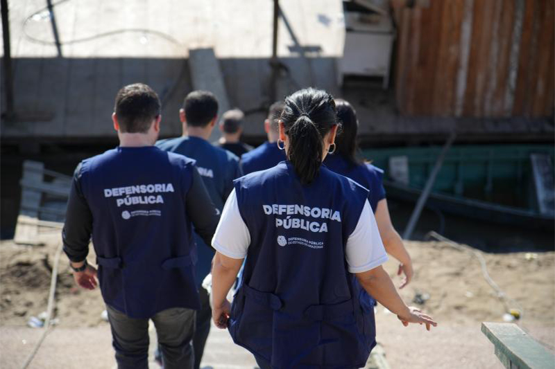 Equipe da DPE inspecionou comunidade ribeirinha e identificou danos a moradores com destruição de balsas (Foto: Junior Matos/DPE-AM)