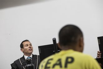 Juiz no momento em que determina a pena a um dos réis (Foto: Raphael Alves|ACS-TJAM)